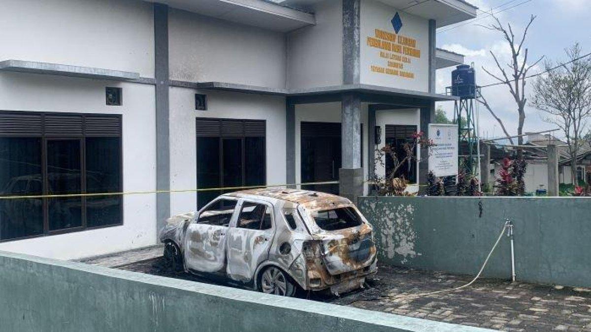 Situasi posko pemenangan caleg DPR RI Dapil Jawa Barat III dari PKB, Neng Eem, di Kampung Cibadak, Desa Sukanagalih, Kecamatan Pacet, Kabupaten Cianjur, yang dilempar dengan bom molotov oleh orang tidak dikenal, Sabtu (17/2/2024).