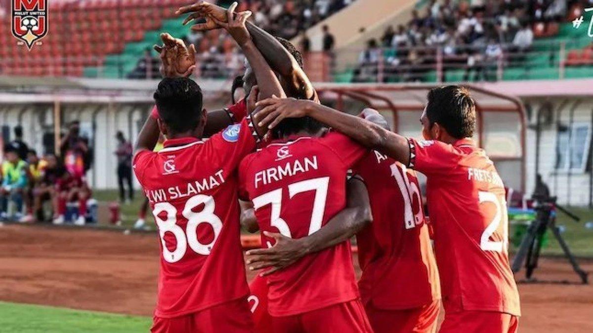 Skuad Malut United saat selebrasi gol Victor Mansaray ke gawang Semen Padang, Jumat (13/9/2024).