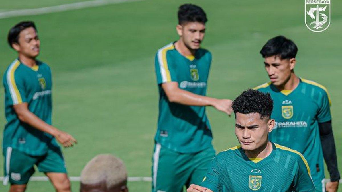 Skuad Persebaya Surabaya saat latihan.