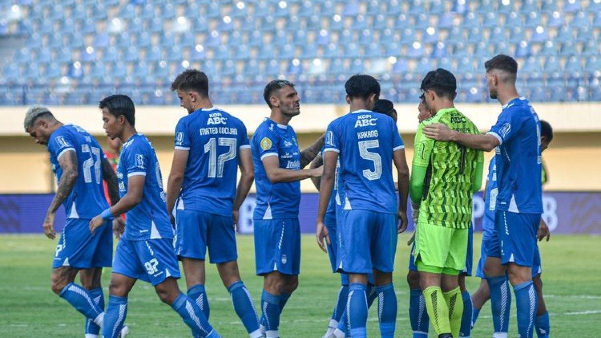 Skuad Persib Bandung melakukan team talk terakhir di lapangan saat melakoni laga di Liga 1 2024-2025. Persib belum terkalahkan dalam delapan laga awal di Liga 1 2024-2025.