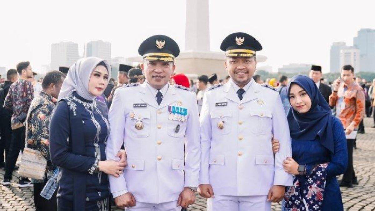 100 HARI KERJA - Slamet Junaidi (kiri) dan Ra Mahfudz (kanan) bersama istri masing-masing saat menjelang dilantik dan diambil sumpahnya sebagai Bupati dan Wakil Bupati Sampang periode 2025-2030 oleh Presiden Republik Indonesia (RI) Prabowo Subianto di Jakarta, Kamis (20/2/2025).