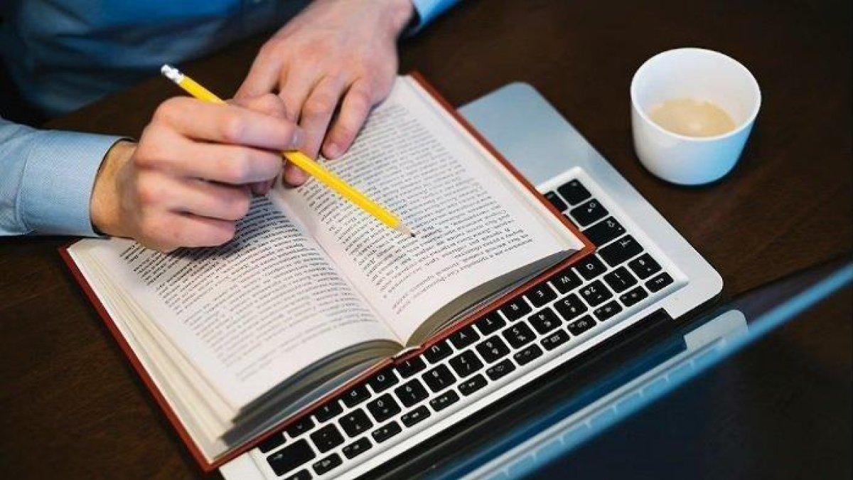 Ilustrasi ujian dan belajar