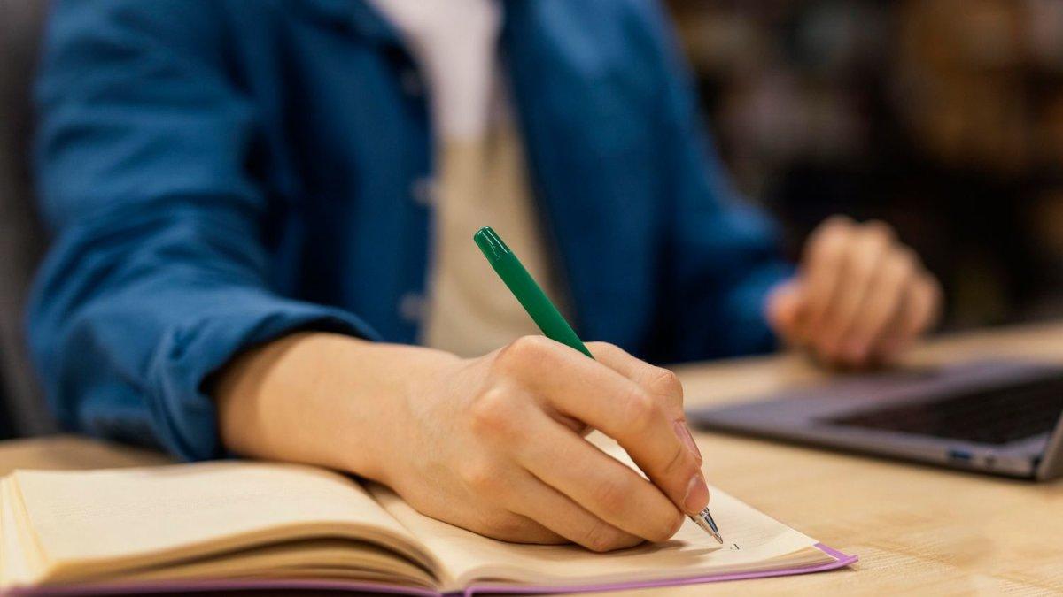 Inilah soal dan kunci jawaban Bahasa Inggris kelas 11 SMA halaman 78 Activity 3 tentang cerita yang berjudul The Lion, the Witch, and the Wardrobe.