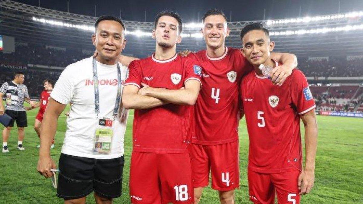 ASISTEN PELATIH FISIK - Sofie Imam Faizal (Paling kiri) berpose bersama para pemain Timnas Indonesia, Justin Hubner, Jay Idzes, dan Rizky Ridho di Stadion Utama Gelora Bung Karno. Kini Sofie Imam kembali masuk staf kepelatihan di era Patrick Kluivert.