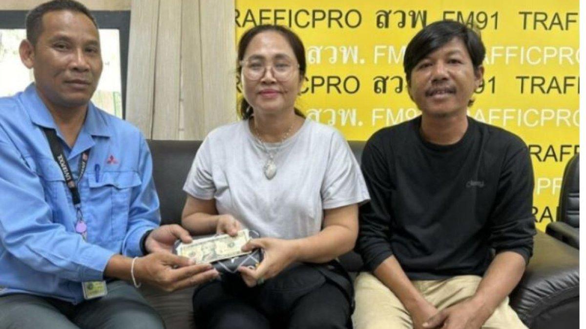 Songchai (kiri) menyerahkan semula wang kepada Kyaing