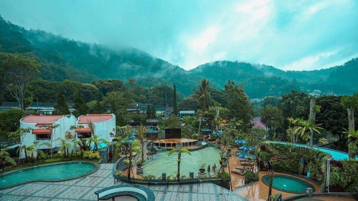 WISATA DI BATU - Songgoriti Hot Springs di Jalan Raya Songgoriti, No 31, Desa Songgokerto, Kecamatan Batu, Kota Batu, Jawa Timur.