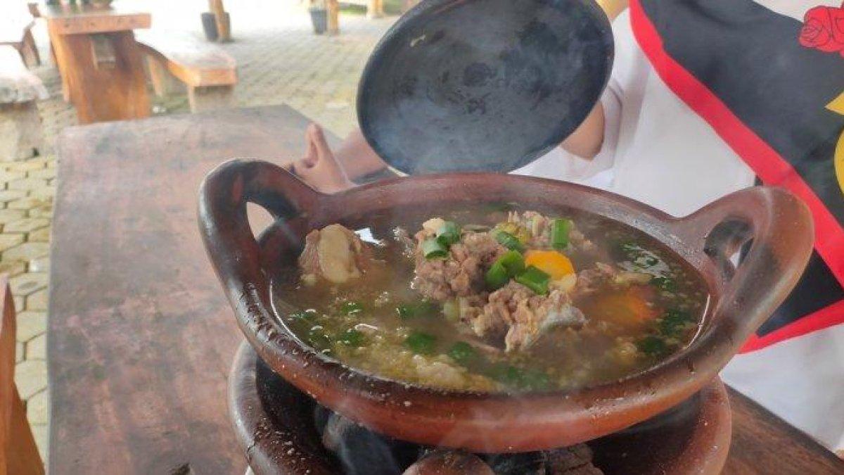 KULINER KLATEN: Penampakan Sop kambing gerabah di Warung Sate dan Kambing Guling Lembah Boko, Pereng, Prambanan, Klaten, Jumat (19/5/2023)