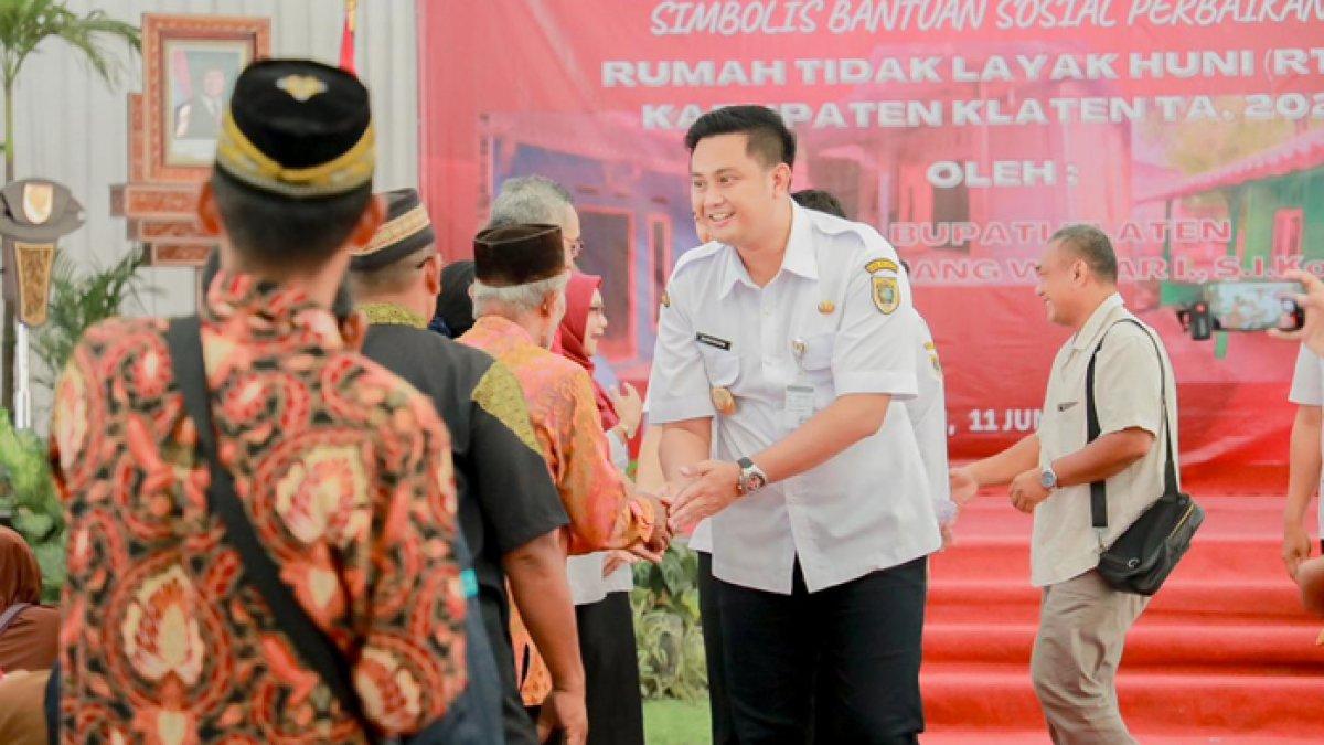 BANTUAN HAMENANG - Sosialisasi dan penyerahan secara simbolis Bantuan Sosial Perbaikan Rumah Tidak Layak Huni (RTLH) Tahun Anggaran 2025, Rabu (11/6/2025) di Gedung RSPD, Kelurahan Kabupaten, Kecamatan Klaten Tengah, Klaten.