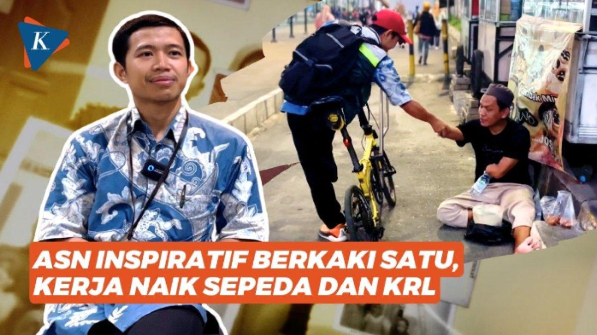 Sosok Achmad Budi Santoso, penyandang disabilitas yang kini sukses jadi ASN, tiap hari bersepeda dengan tongkatnya dan menaiki KRL