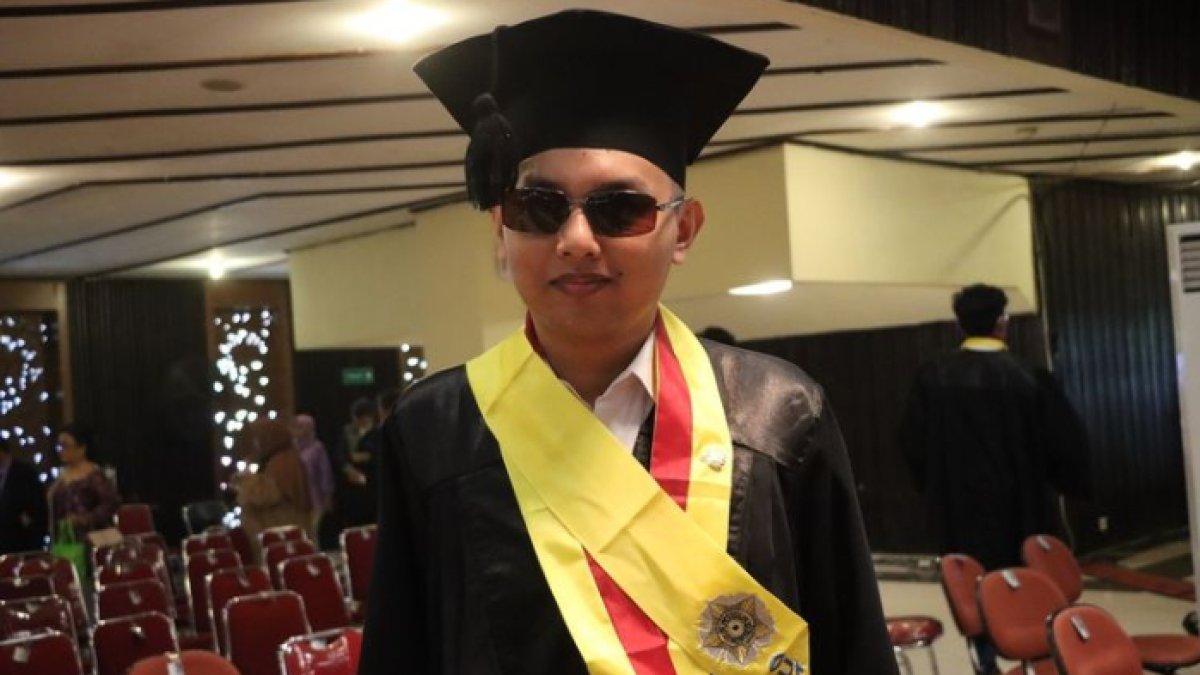 Sosok Farrel, mahasiswa tunanetra UGM yang semangat jalani kuliah sampai wisuda