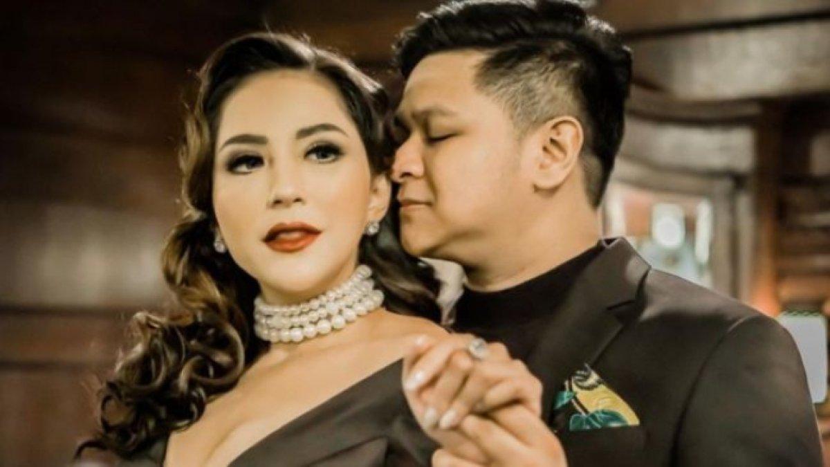 Sosok Nabilla Gomes, biduan dangdut yang dilamar advokat kondang, diberi mahar tiga mata uang, kini cerai.