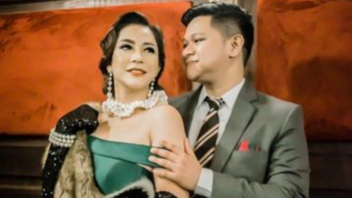 Sosok Nabilla Gomes, biduan dangdut yang dilamar advokat kondang, diberi mahar tiga mata uang, kini cerai.