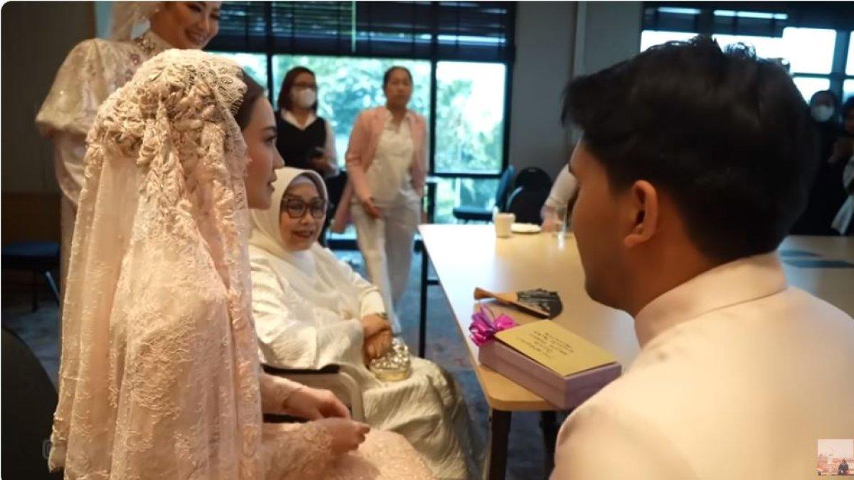 Sosok Omi, nenek Aaliyah beri uang gepokan ke Thariq Halilintar. dsdf