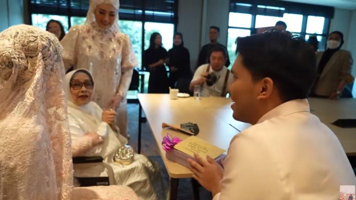 Sosok Omi, nenek Aaliyah beri uang gepokan ke Thariq Halilintar.