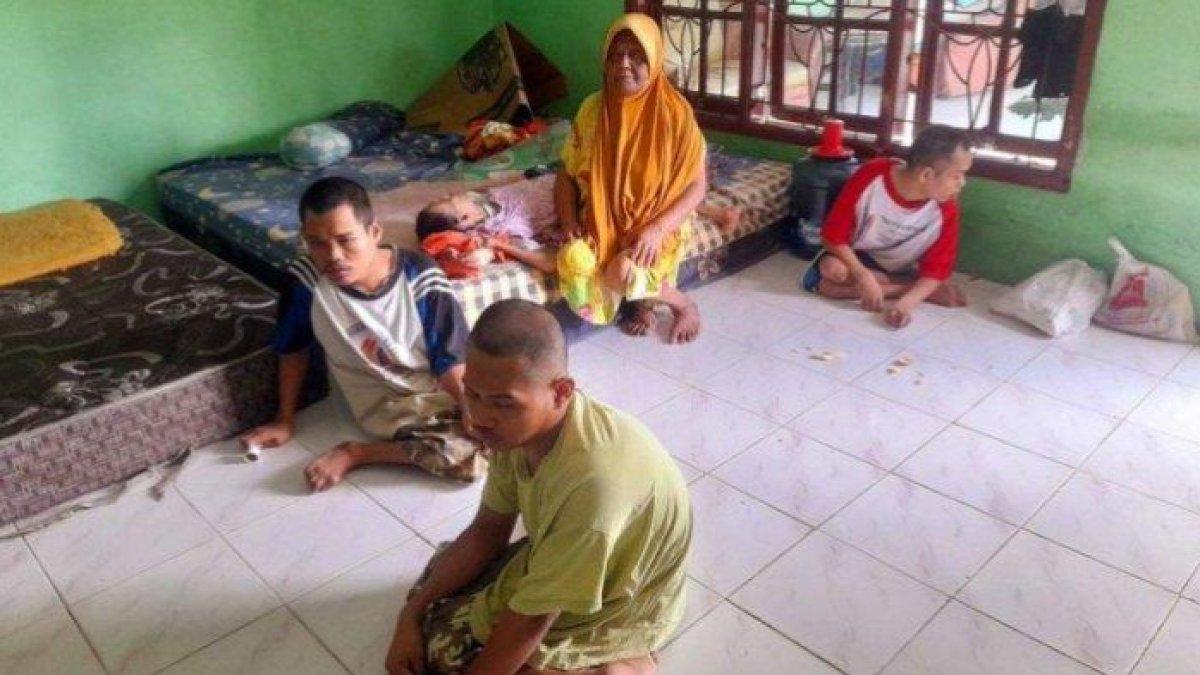 Sosok Suratmi, lansia sebatang kara yang kini harus mengurus kelima putranya yang lumpuh sejak lahir.