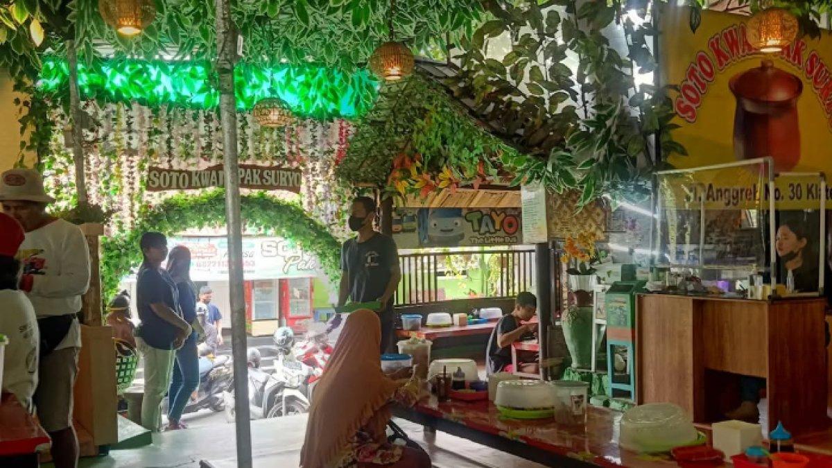 WARUNG SOTO POPULER: Soto Kwali Pak Suryo tempatya nyaman dan instagramable