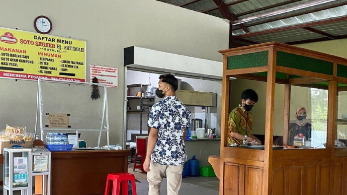 WARUNG SOTO POPULER: Situasi Warung Soto Segeer Hj. Fatimah
