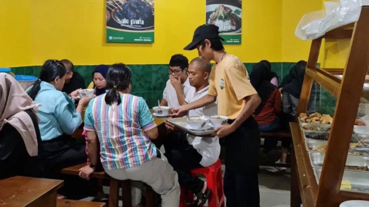 REKOMENDASI KULINER PAGI: Pelayan sangat antusias melayani para pelanggan yang ingin menikmati Soto Seger Mbok Giyem