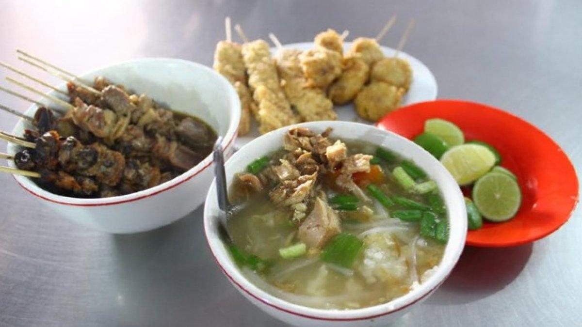KULINER KHAS SEMARANG: Satu Porsi Soto Bangkong Semarang beserta satenya
