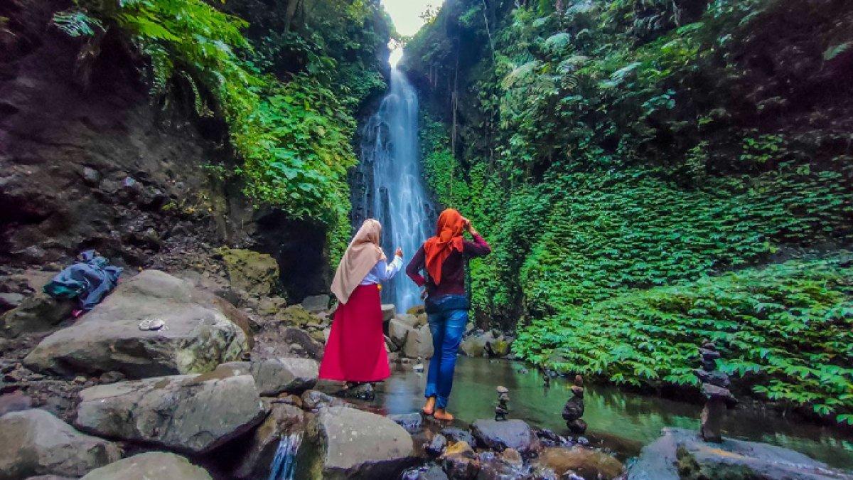 WISATA NGAWI - Potret Air Terjun Srambang di Srambang Park disadur dari Kompas.com pada Selasa (25/3/2025). Srambang Park berada di Kabupaten Ngawi, Jawa Timur.
