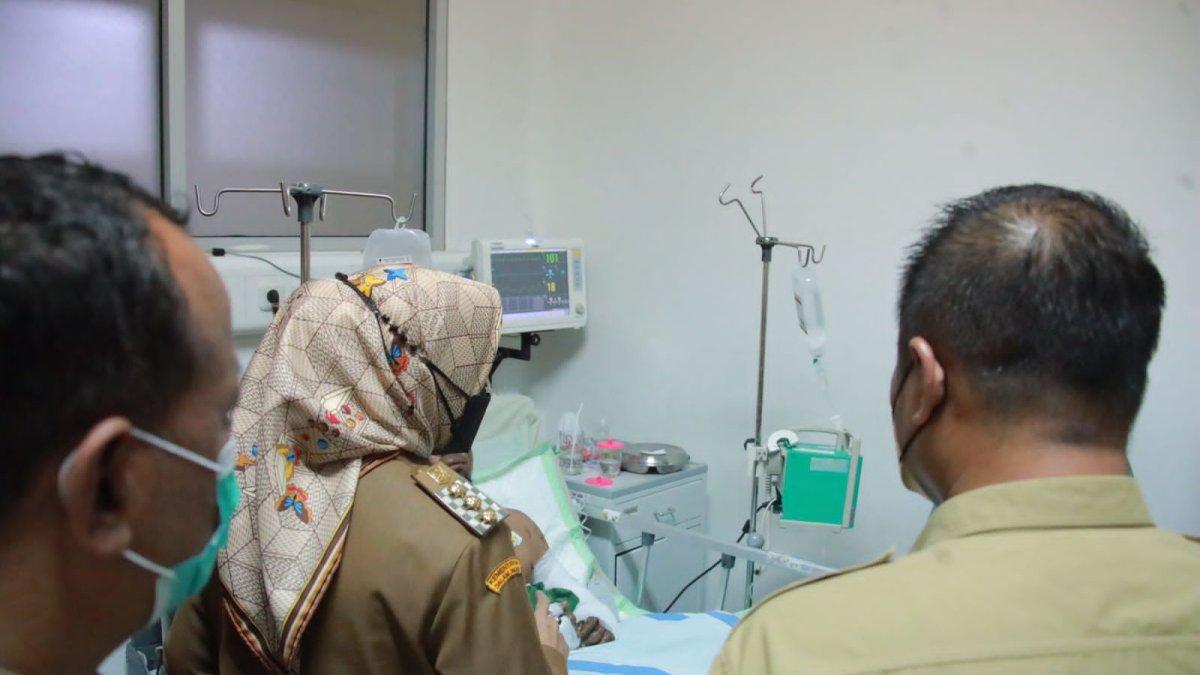 Sri Mulyani saat menjenguk