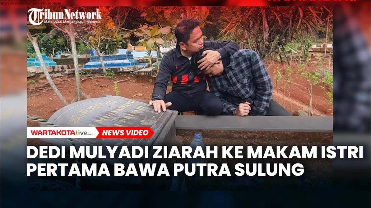 DEDI MULYADI - Capture YouTube Warta Kota menampilkan momen Dedi Mulyadi ziarah ke makam istri pertama. Sri Setyawati istri pertama Dedi Mulyadi sudah lama meninggal