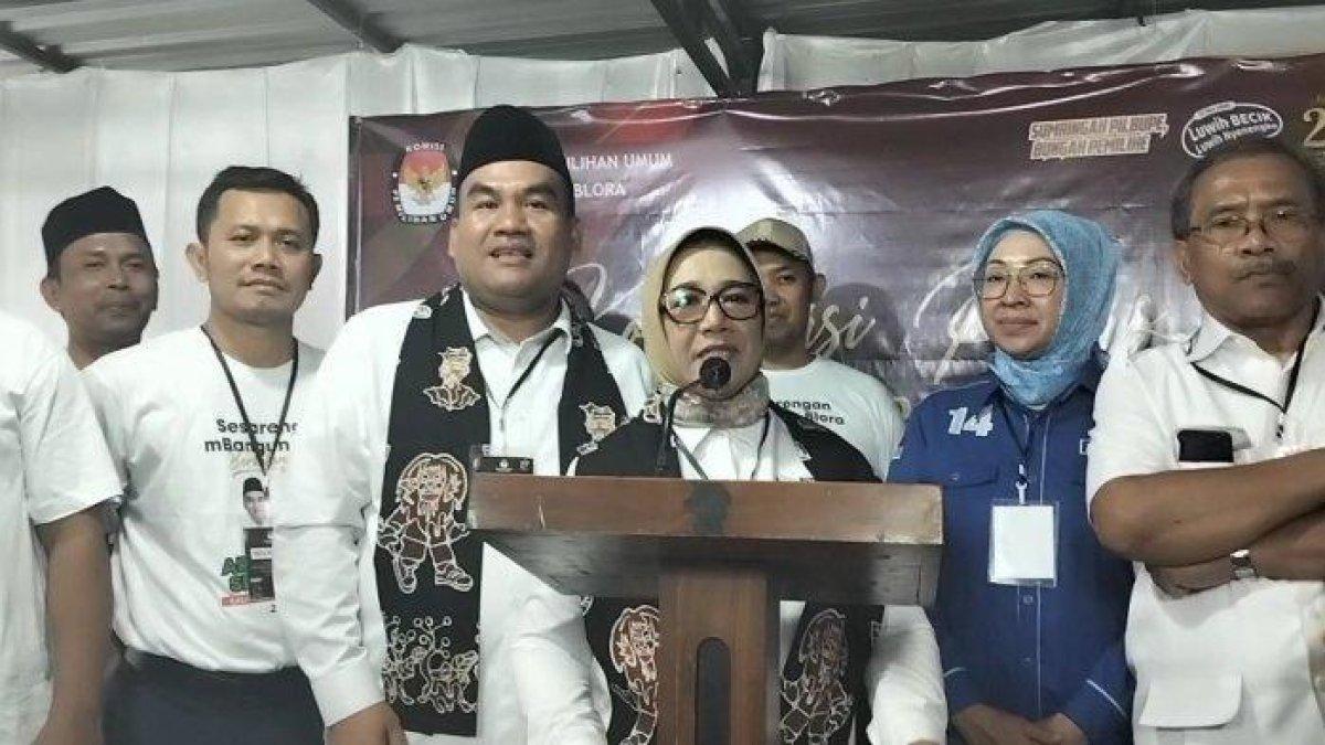 REKAM JEJAK WAKIL BUPATI BLORA - Sri Setyorini bersama Arief Rohman saat konferensi pers setelah mendaftar Pilbup di Kantor KPU Blora, Rabu (28/8/2024). Berikut ini adalah profil dan rekam jejak Wakil Bupati Blora 2024, Sri Setyorini.