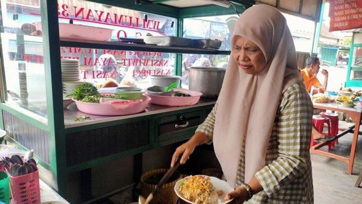 KULINER KLATEN: Sriyati saat menyiapkan nasi tumpang pesanan pelanggan di warungnya di Desa Keden, Kecamatan Pedan, Kabupaten Klaten, Jawa Tengah, Jumat (12/7/2023).