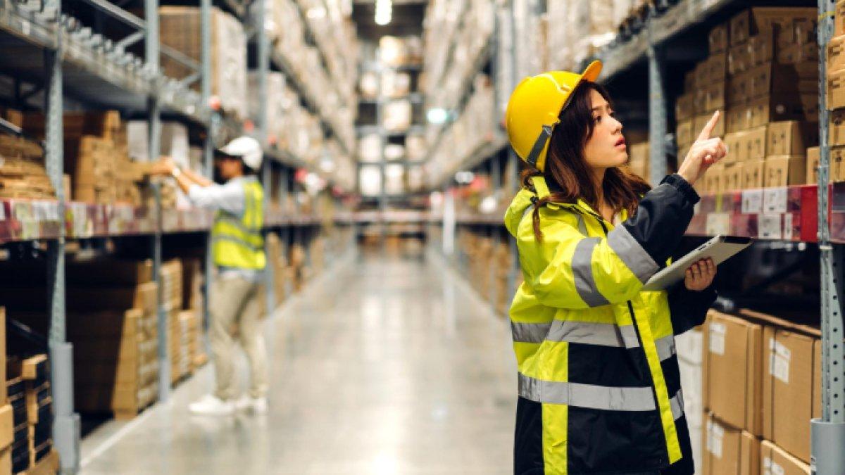 Staf gudang logistik