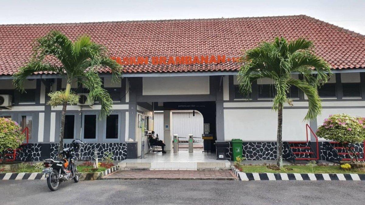 STASIUN KERETA API: Potret Stasiun Brambanan tampak depan
