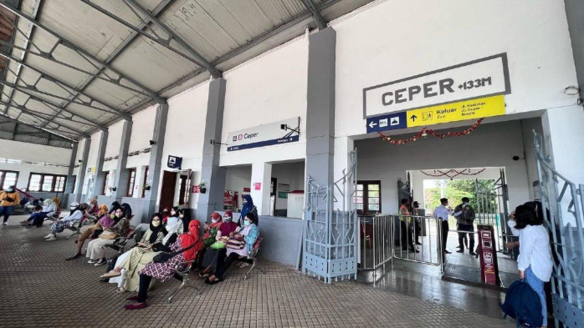 STASIUN KERETA API: Situasi keramaian Stasiun Ceper