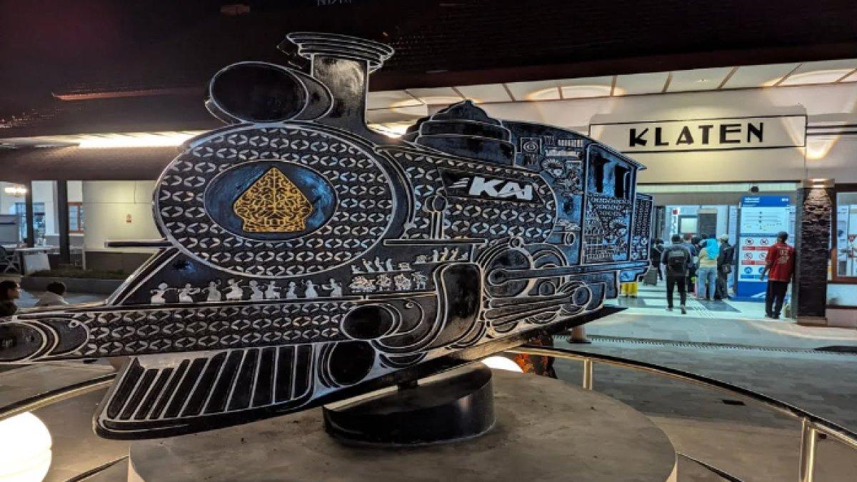 STASIUN KRETA API: Keindahan Stasiun Klaten di malam hari