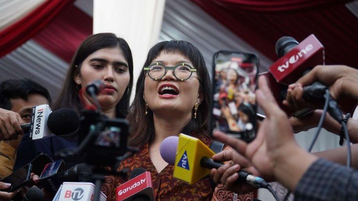 Akademisi sekaligus Guru Besar Universitas Tsinghua University, China, Stella Christie menyapa wartawan seusai mengikuti pembekalan di kediaman Presiden terpilih Prabowo Subianto, di Hambalang, Bogor, Jawa Barat, Kamis (17/10/2024).