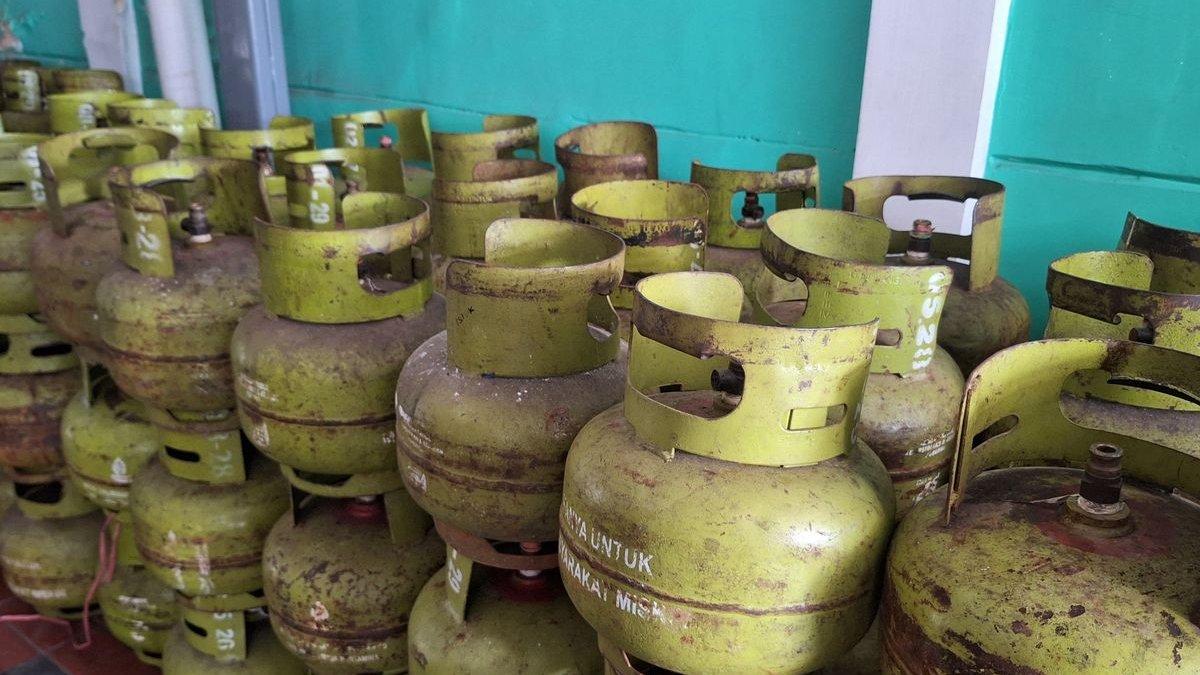 GAS ELPIJI - Stok LPG di salah satu toko Surabaya, Minggu (2/2/2025). Kini pengecer tak lagi bisa dengan bebas menjual gas elpiji 3 kg.