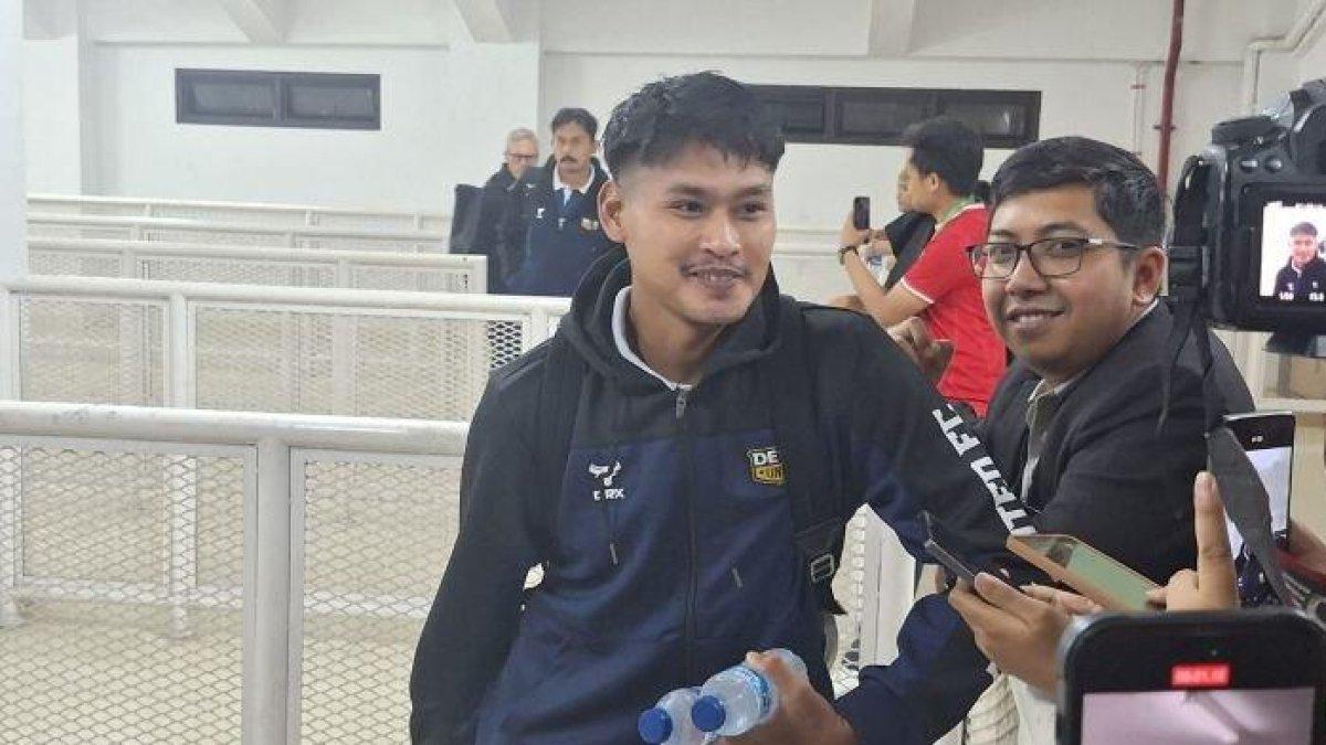 SKUAD TIMNAS INDONESIA - Striker Dewa United FC, Septian Bagaskara saat diwawancarai terkait dirinya masuk ke Timnas Indonesia usai laga kontra Borneo FC di Stadion Pakansari, Kabupaten Bogor, Jawa Barat, Senin (10/3/2025).