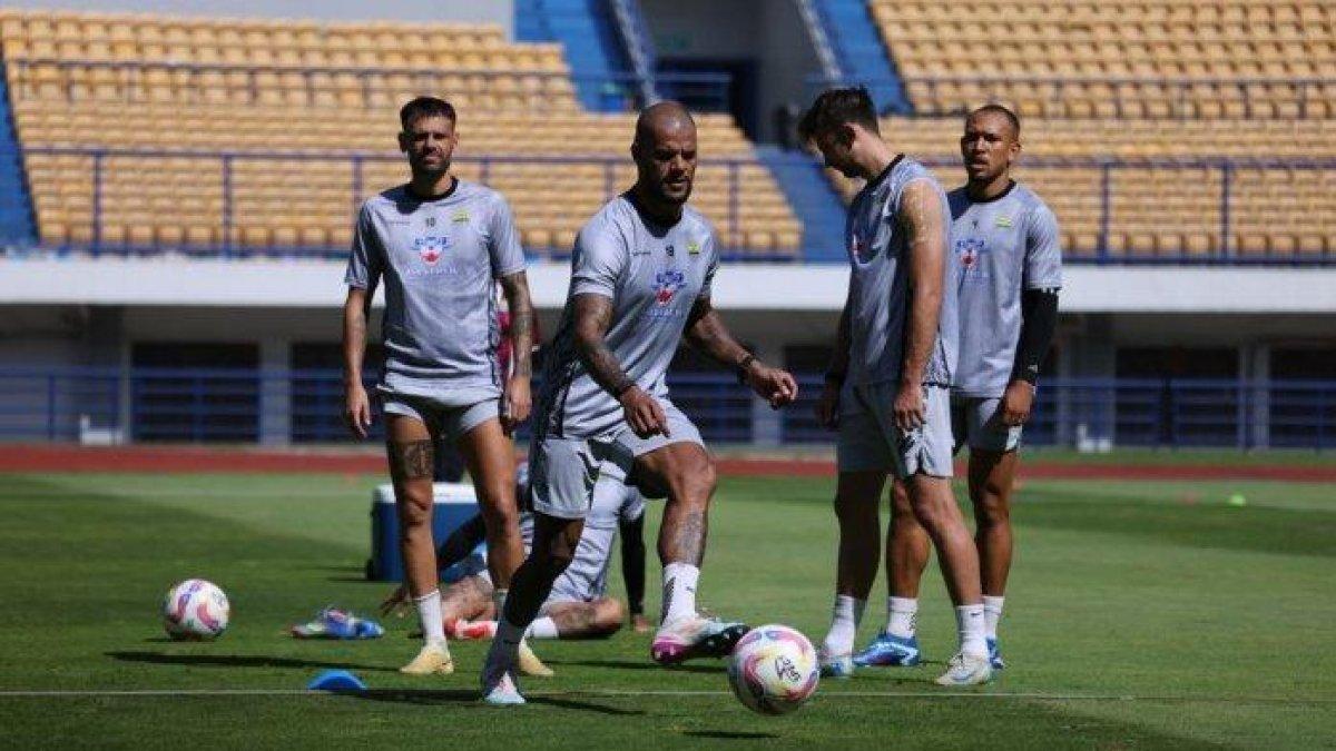 STRIKER PERSIB - Striker Persib Bandung, David da Silva berlatih di Stadion Gelora Bandung Lautan Api, Selasa, 29 April 2025.