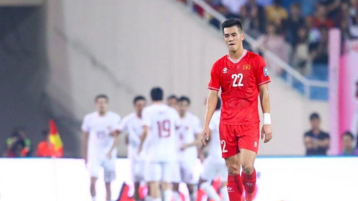 Striker Timnas Vietnam, Nguyen Tien Linh, tampak kecewa saat timnya dipermalukan Timnas Indonesia di ajang Kualifikasi Piala Dunia 2026.