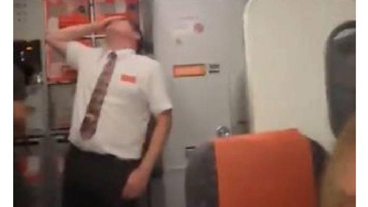 Suami istri nekat berhubungan intim di toilet pesawat 1