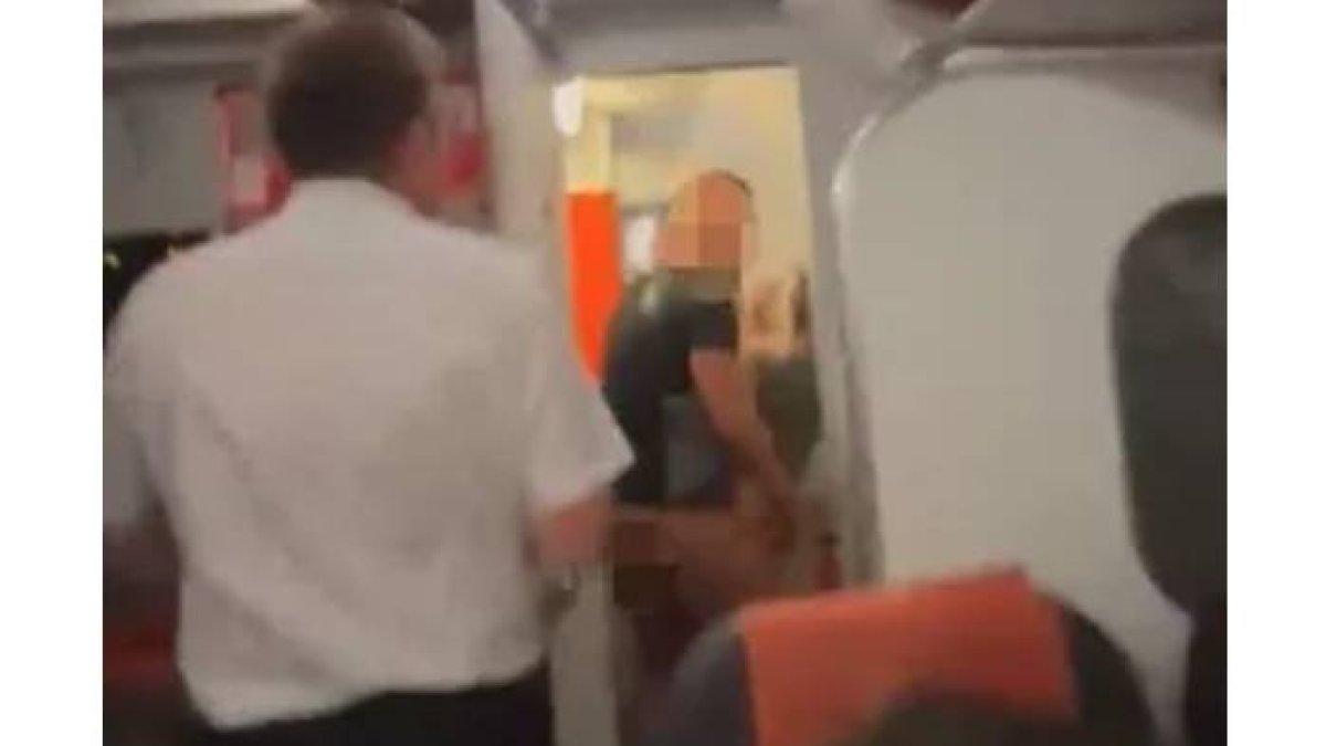 Suami istri nekat berhubungan intim di toilet pesawat 2