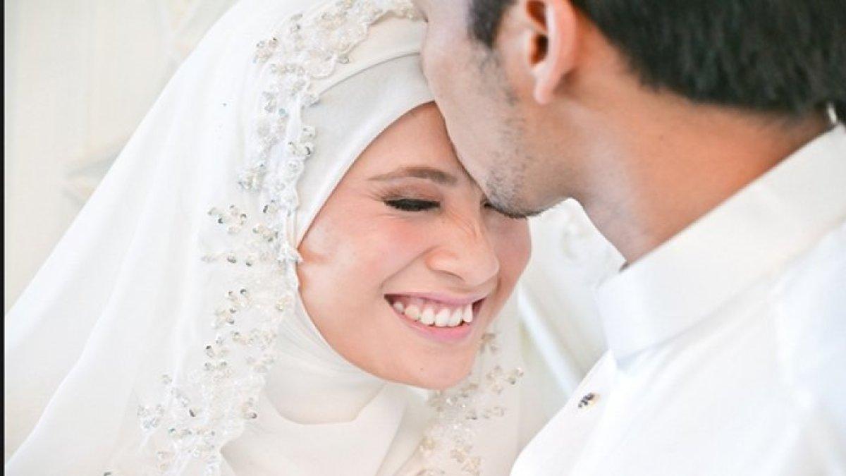 Suami mencium kening istri