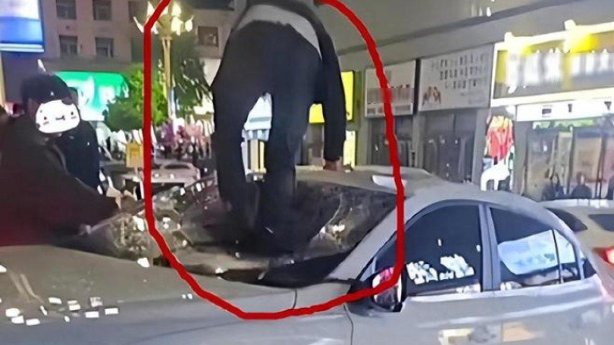 Suami pergoki istrinya main gila dengan selingkuhan di mobil, suami nekat memecahkan kaca depan mobil.