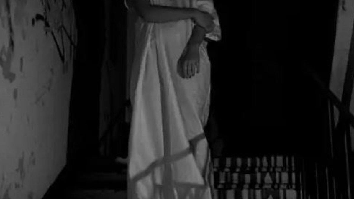 Ia benar-benar mendengar suara-suara yang mengerikan, terkadang suara-suara dengan nada yang aneh, terkadang jeritan lemah, yang benar-benar membuat bulu kuduknya berdiri.