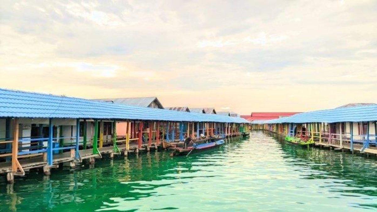 WISATA DI GORONTALO - Suasana Desa Torosiaje, Kabupaten Pohuwato, Gorontalo. Desa Torosiaje menjadi daya tarik wisata yang memperlihatkan keunikan budaya masyarakat Suku Bajo.