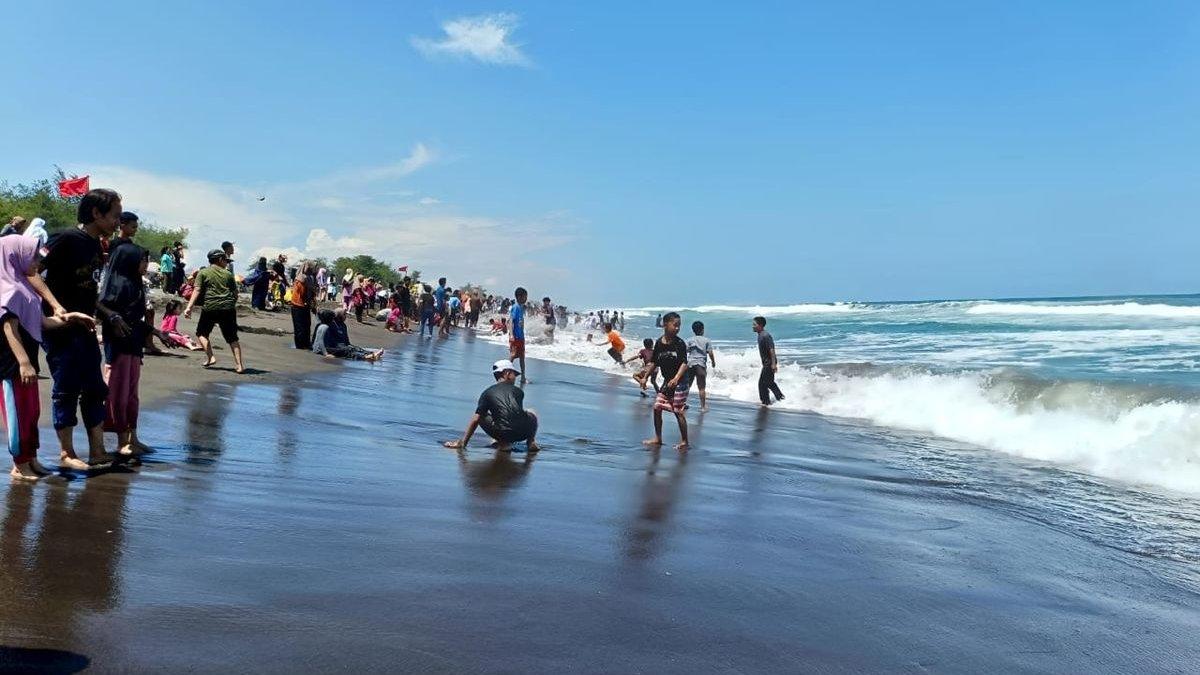 WISATA KEBUMEN: Suasana Panai Mliwis di Kebumen, Jawa Tengah saa libur Lebaran 2025
