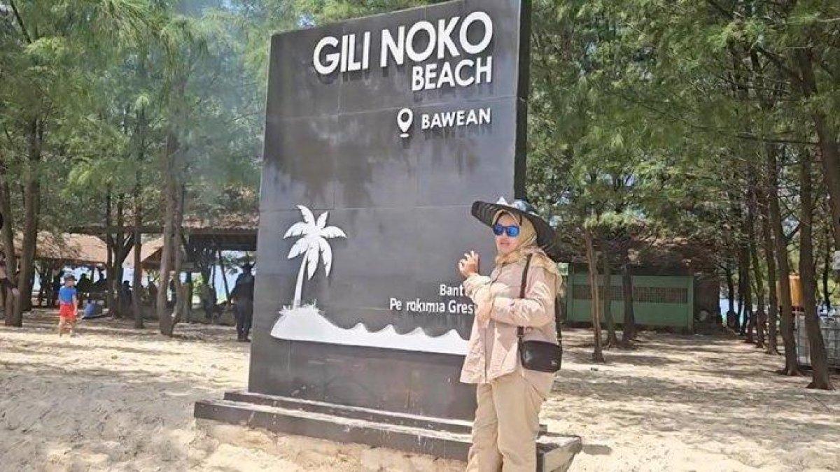 PANTAI GILI NOKO – Suasana Pantai Gili Noko yang berada di Pulau Bawean Gresik dengan hamparan pasir putih dan air yang jernih. Pantai Gili Noko yang ada di Pulau Bawean Gresik menjadi primadona pilihan wisatawan mengisi waktu libur Lebaran 2025/1446 H.