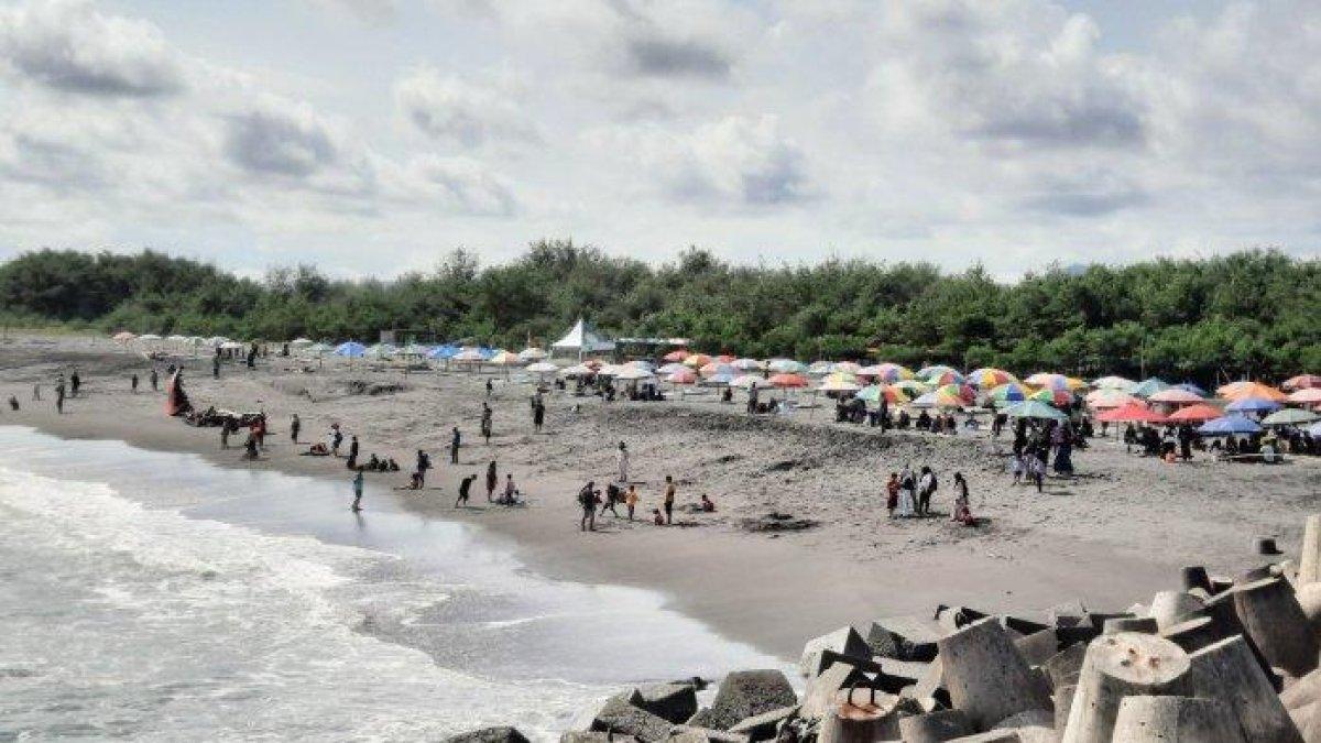 WISATA PANTAI GLAGAH - Suasana Pantai Glagah di Kapanewon Temon, Kulon Progo saat libur Lebaran.