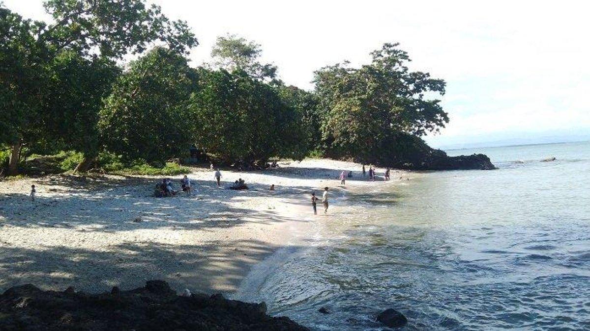 Suasana Pantai Karang Pandan di kawasan Cagar Alam Nusakambangan Timur, Pulau Nusakambangan, Kecamatan Cilacap, Minggu (19/2/2023). Pantai berpasir putih ini kini menjadi satu di antara destinasi favorit wisatawan di Pulau Nusakambangan