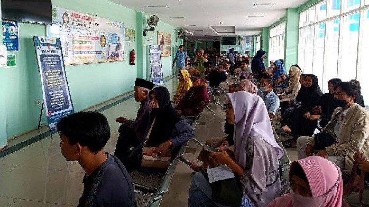 100 HARI KERJA - Tampak suasana ruang tunggu RSUD Praya Lombok Tengah, Selasa (18/3/2025). RSUD ini akan segera memiliki Cathlab Syaraf dan Jantung yang akan beroperasi tahun 2026.