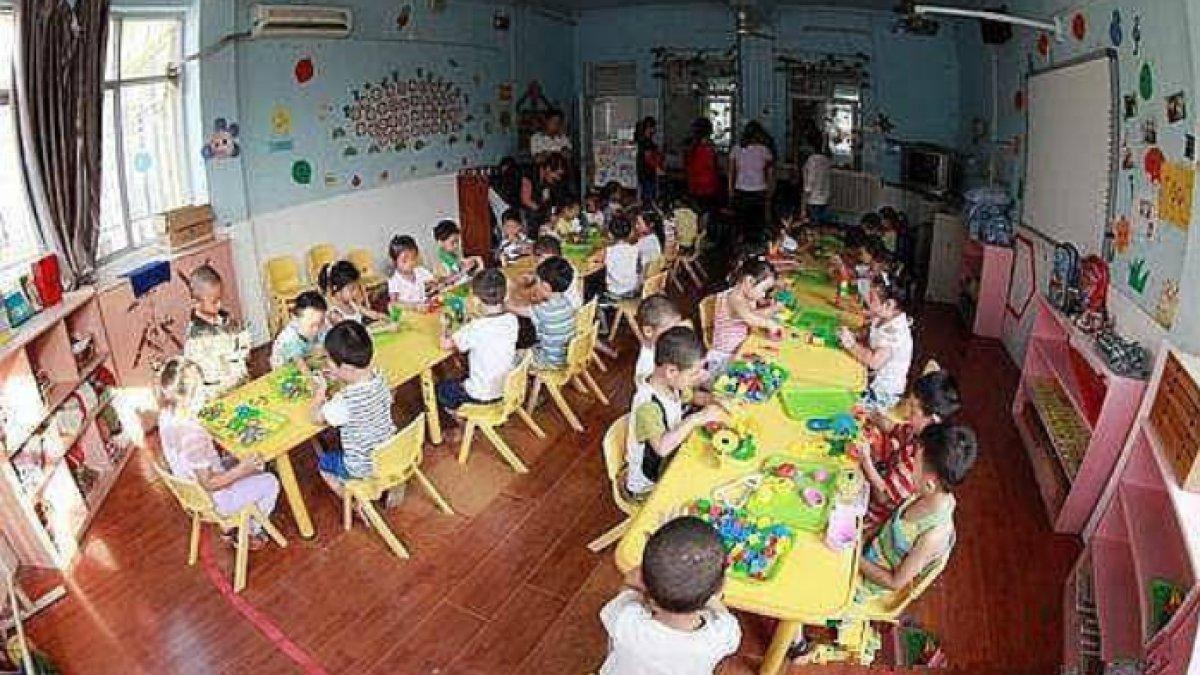 Saat Manh Manh pertama kali pulang sekolah, ia sering menceritakan banyak hal menarik tentang sekolah kepada ibunya, ia selalu bahagia,