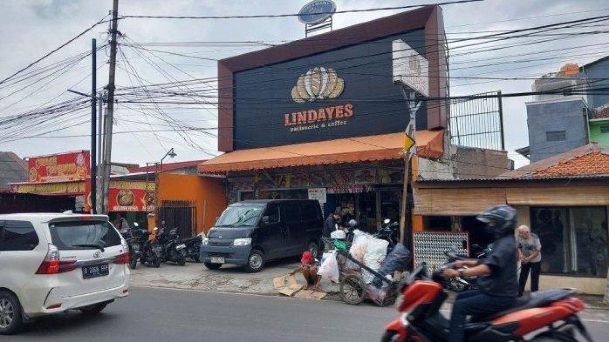 Suasana Toko Roti Lindayes di Jalan Raya Penggilingan, Kelurahan Penggilingan, Kecamatan Cakung, Jakarta Timur, Senin (16/12/2024). Tempat tersebut diduga menjadi lokasi lokasi kejadian aksi anak bos toko roti, George Sugama Halim (GSH; 35 th) melakukan penganiayaan terhadap pegawai, orang tuanya, Dwi Ayu Darmawati (DAD; 19 th) pada 17 Oktober 2024 lalu.